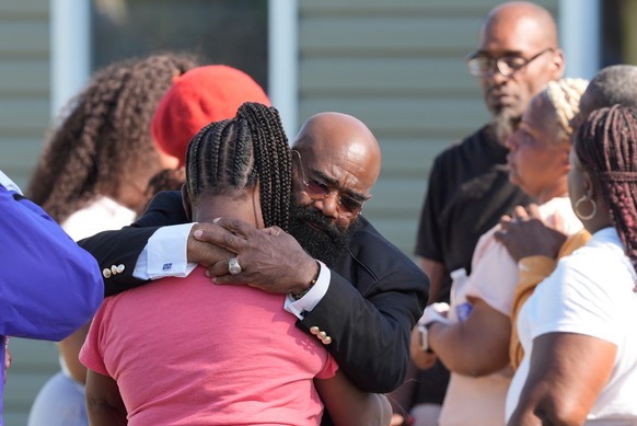 Councilman Reverend James Green consoles people outside the scene of a mass shooting, Sunday, April 19, 2026, in Shreveport, La. (AP Photo/Gerald Herbert)
Mass Shooting Louisiana