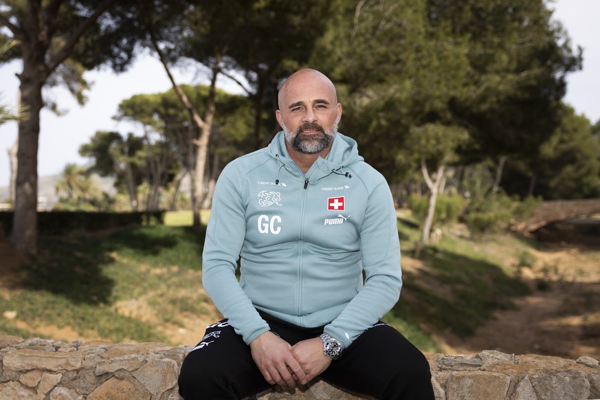 Assistenztrainer Giorgio Contini posiert nach einer Medienkonferenz, am Mittwoch, 20. Maerz 2024 in Cartagena, Spanien. Die Schweizer Fussball Nationalmannschaft befindet sich vom 18.3.2024 bis zum 22 ...