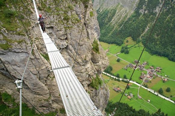 21 Schweizer Hängebrücken, die dir den Atem rauben
Eine abenteuerliche Hängebrücke befindet sich auf dem Klettersteig Mürren-Gimmelwald. 

Nur für Menschen ohne Höhenangst. Auf dem Klettersteig da hin hat es Passagen mit 300M. + Luft unter den Füssen. 

Ich kann es nur empfehlen.