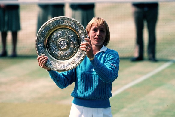 Martina Navratilova With Plate Wimbledon Champion All England Lawn Tennis Championships Wimbledon, London, England 07 July 1984 PUBLICATIONxINxGERxSUIxAUTxONLY Copyright: MaryxEvansxAllstarxR.Peters 1 ...