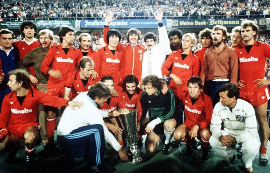 IMAGO / Sven Simon

UEFA-Pokal Sieger Eintracht Frankfurt, hinten v.li: Masseur Schmitt Rönnau, Bruno Pezzey, Jürgen Grabowski, Werner Lorant, Horst Ehrmantraut, Bum Kun Cha, Klaus Funk, Helmut Müller ...