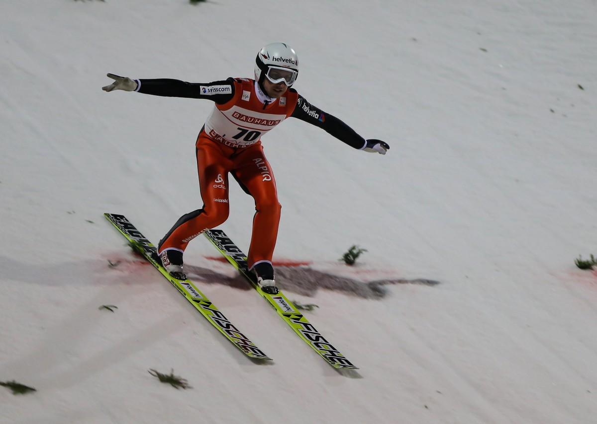 Simon Ammann steigert sich und landet auf Platz 14.