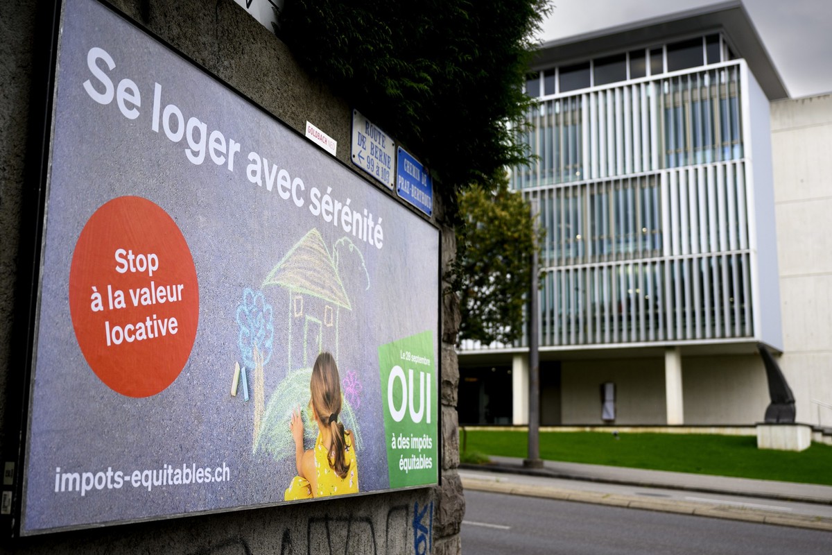 Une affiche invitant a voter oui a la reforme de l'imposition de la propriete du logement, qui inclut la suppression de la valeur locative et l'introduction d'un nouvel impot cantonal s ...