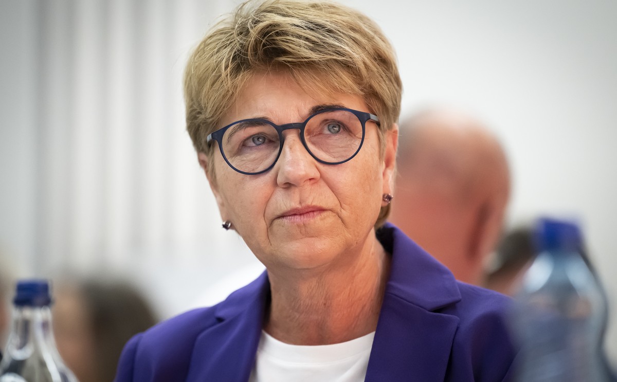 Alt Bundesraetin Viola Amherd ist bei der Rede von der scheidende Parteipraesident Gerhard Pfister, Nationalrat Mitte-ZG, geruehrt, an der Delegiertenversammlung der Mitte Partei, am Samstag, 28. Juni ...