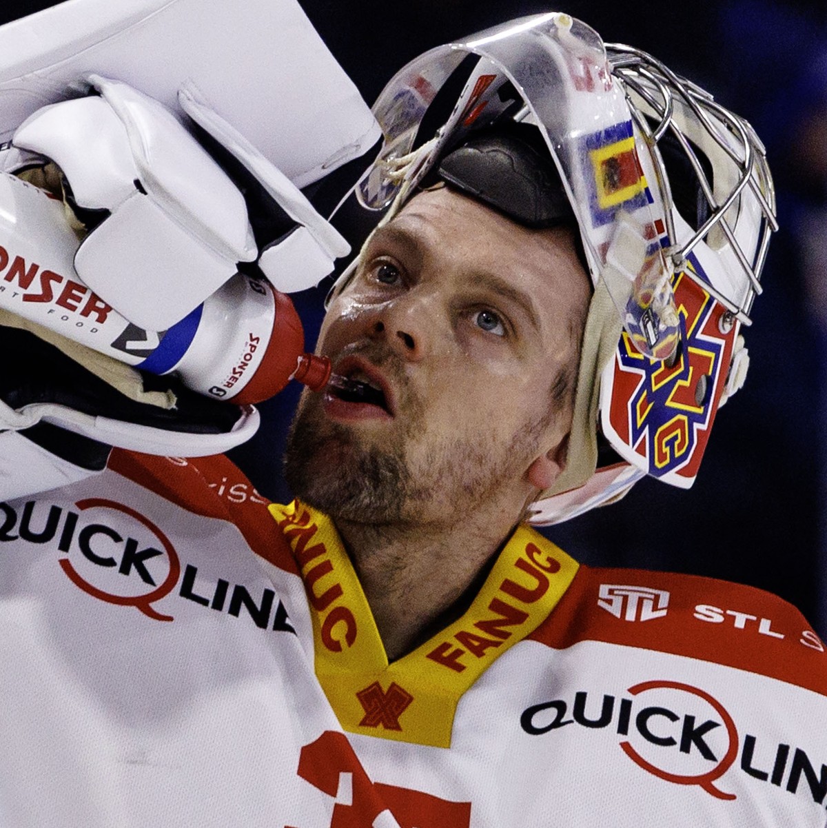 EHC Biel Torhueter Harri Saeteri (Sateri) waehrend dem Eishockey-Meisterschaftsspiel der National League zwischen den Teams EHC Kloten und EHC Biel-Bienne am Samstag, 23. November 2024, in Kloten. (KE ...