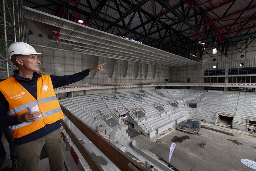 ZSC Lions CEO Peter Zahner erklaert den Medien das neue Stadion, weahrend einer Baustellenfuehrung in der Swiss Life Arena, am Sonntag, 29. August 2021, in Zuerich. In rund einem Jahr tragen die ZSC L ...