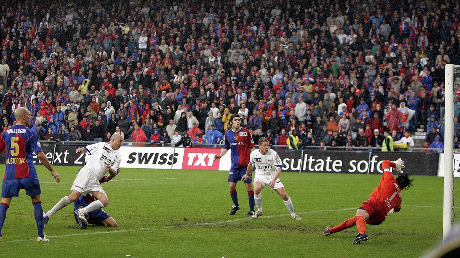 Der Zuercher Iulian Filipescu, 2. links, schiesst das Siegestor gegen Basels Torhueter Pascal Zuberbuehler, rechts, im Fussball Meisterschaftsspiel der Super League zwischen dem FC Basel und dem FC Zu ...