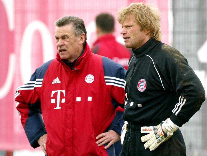 Ottmar Hitzfeld, links, Trainer des FC Bayern steht beim Mannschaftstraining am Montag, 8. Maerz 2004 in Muenchen neben Torhueter Oliver Kahn. (AP Photo/Uwe Lein)


---Ottmar Hitzfeld, left, headcoach ...