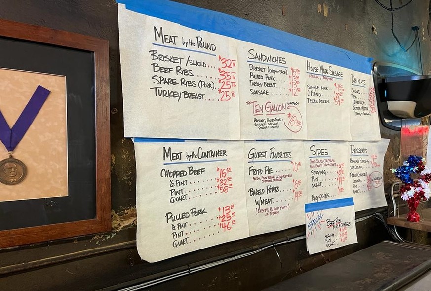 «Meat by the pound»: Menu bei Louie Mueller's BBQ in Taylor TX.