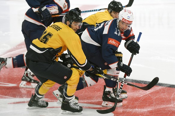 Zurich&#039;s Ryan Shannon, right, fights for the puck against Lugano&#039;s Maxim Lapierre, left, and Lugano&#039;s Julian Walkers, back, during the ice hockey Champions League match 1/8 Final betwee ...