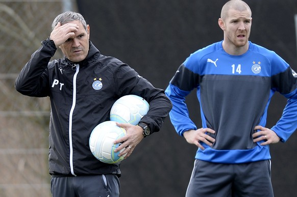 Philippe Senderos, rechts, mit GC-Trainer Pierluigi Tami, links, beim ersten Training mit dem Grasshopper Club Zuerich auf dem Campus in Niederhasli am Dienstag, 2. Februar 2016. Phlippe Senderos wech ...