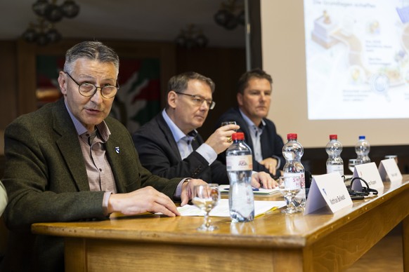 De gauche a droite, Matthias Bellwald, President de Blatten, Franz Ruppen, conseiller d'Etat valaisan, Stefan Luggen, Adjoint du chef du Service de la mobilite, parlent lors du premier coup de pi ...