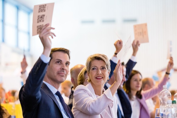 Thierry Burkart, FDP Parteipraesident und Staenderat FDP Aargau, links, und FDP Bundesraetin Karin Keller-Sutter stimmen an der Delegiertenversammlung der FDP Schweiz am Samstag, 25. Juni 2022 in Ande ...