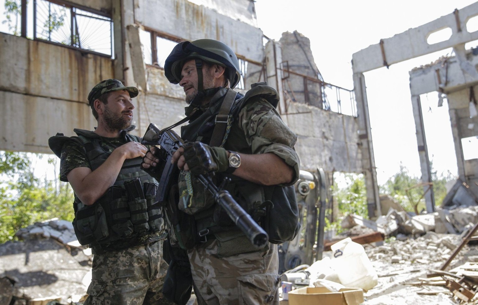 epa04866223 Ukrainian soldiers stand guard at their position at a coal mine 'Putilovskaya', near Donetsk, Ukraine, 30 July 2015. Ukraine is fighting two wars, one against Russian-backed sepa ...