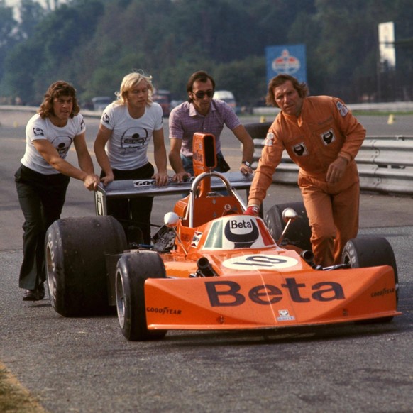 IMAGO / Motorsport Images

1975 Italian GP AUTODROMO NAZIONALE MONZA, ITALY - SEPTEMBER 07: Vittorio Brambilla and some March mechanics push Brambilla s March 751 Ford during the Italian GP at Autodro ...