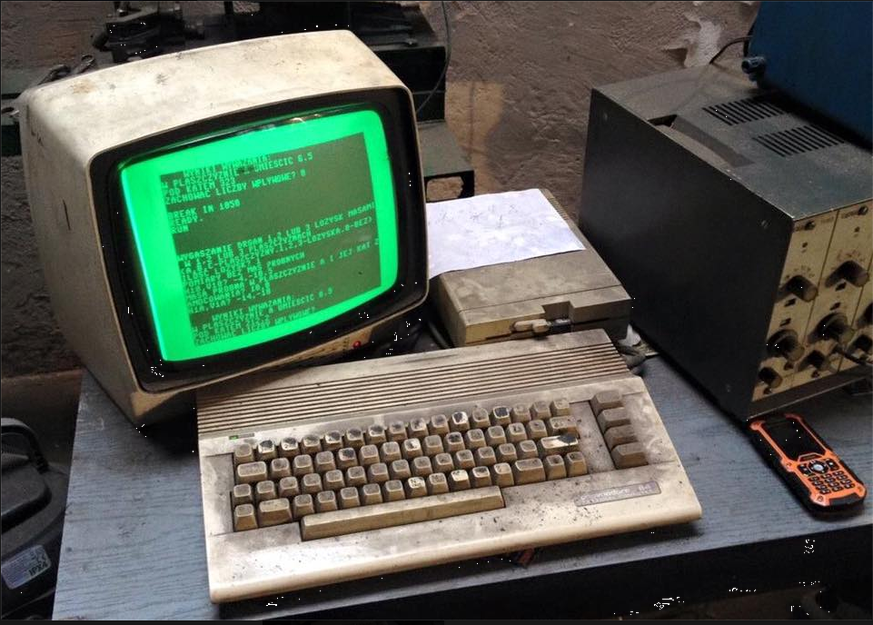 Unkaputtbar: Dieser C64 steht angeblich seit 25 Jahren bei einem polnischen Autohändler – und verrichtet immer noch zuverlässig seine Dienste.&nbsp;