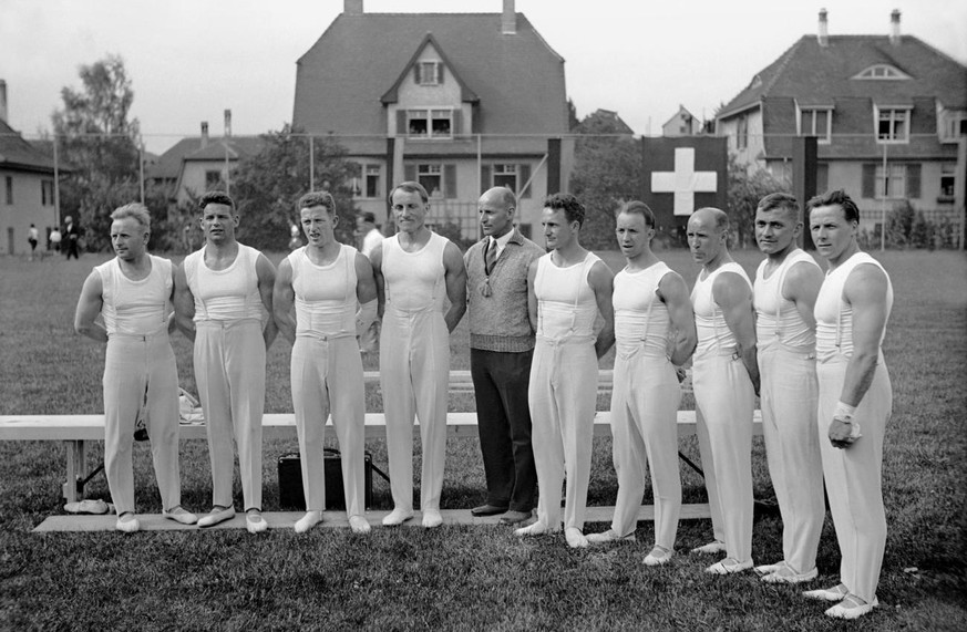 Die Schweizer Nationalmannschaft der Kunstturner im Jahre 1936, mit: (v.l.n.r.) Kern, Hermann Haenggi, Eugen Mack, Georges Miez, August Guettinger, Melchior Wezel, Walter Bach, Hans Grieder, Eduard St ...