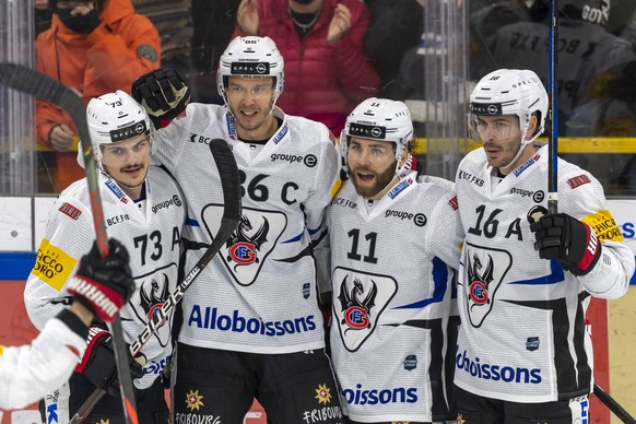 Fribourgs Sandro Schmid, Julien Sprunger, Mauro Dufner und Raphael Diaz, von links, jubeln beim Eishockey-Qualifikationsspiel der National League zwischen dem HC Ajoie und dem HC Fribourg-Gotteron in  ...
