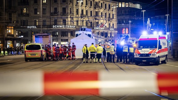 Einsatzkraefte der Polizei und Schutz &amp; Rettung Zuerich am Bahnhofplatz Zuerich HB, nach einem Unfall mit einem Tram des Zuercher Verkehrsverbunds ZVV, am Freitag, 8. Maerz 2024 in Zuerich (KEYSTO ...