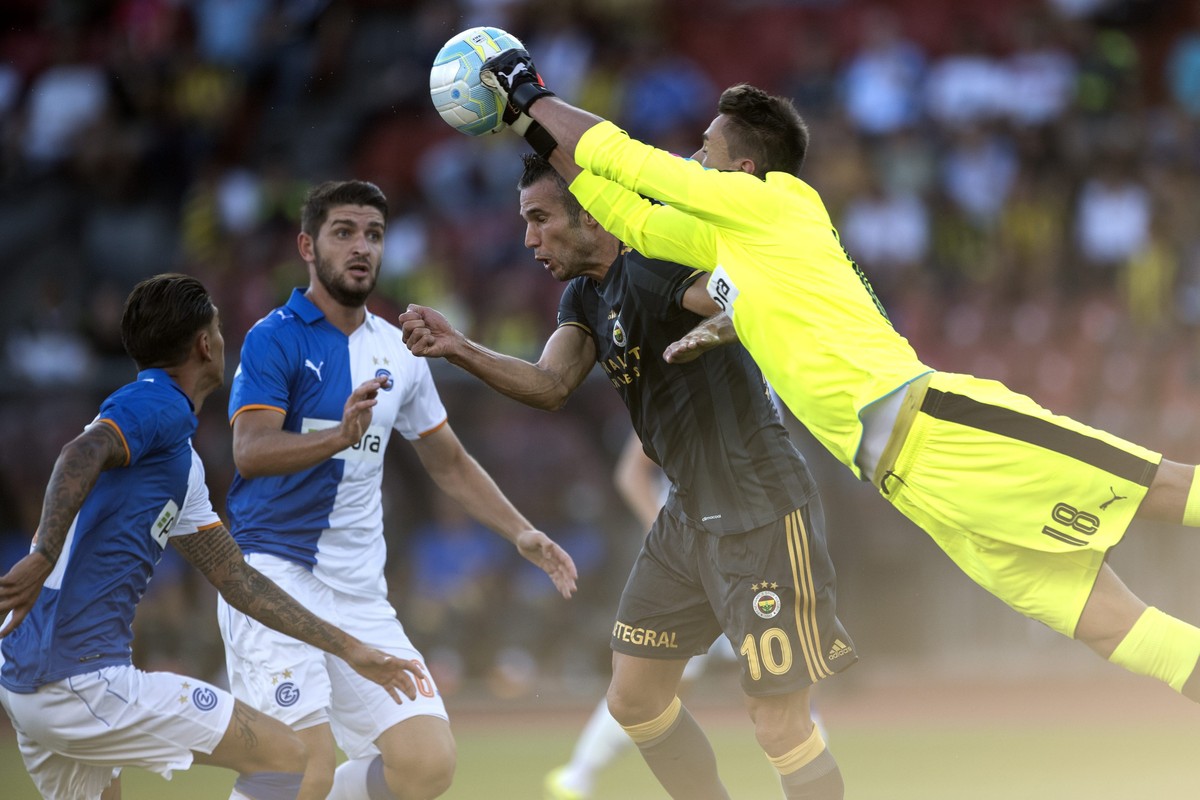 epa05509963 Grasshopper's Joel Mall (R) in action against Fenerbahce's Robin van Persie (C) during the UEFA Europa League Play-off second leg match between Swiss Club Grasshopper Club Zurich ...