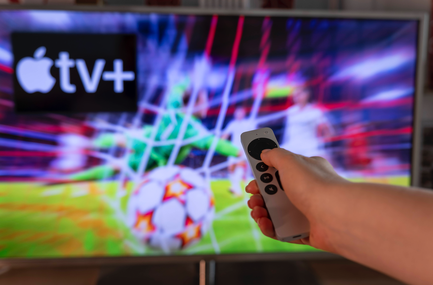 23.04.2024, Symbolbild: Streamingdienste: Fussballübertragungen bal auch via Apple-TV plus auf dem Ferseher. FIFA steht angeblich kurz vor einem TV-Deal mit Apple, Der Weltfußballverband FIFA steht ku ...