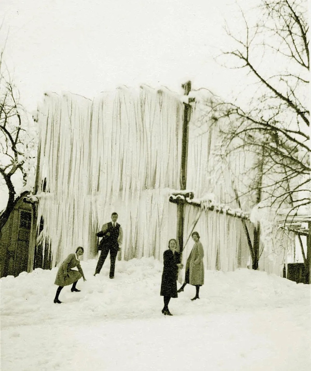 Une autre manière de récolter de la glace consistait à ériger une structure en bois appelée Eisgalgen. Celle-ci était arrosée d’eau dès que la température était inférieure à moins trois degrés, donnan ...