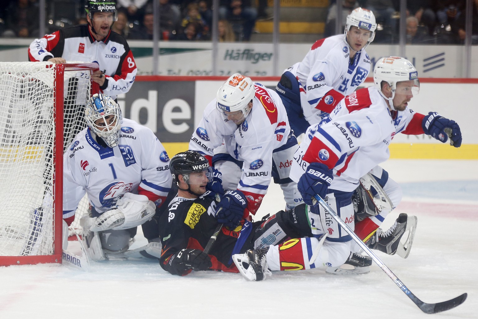 Berns Tristan Scherwey, Mitte, im Kampf mit den Zuerchern Niklas Schlegel, Patrick Geering und Mathias Seger, von links, im Eishockey Meisterschaftsspiel der National League A zwischen den SC Bern und ...