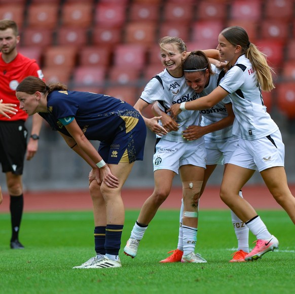 Kim Dubs 24, FC Z�rich, li. wird zu ihrem Tor zum 3:2 begl�ckw�nscht Photo: Urs Ottiger PUBLICATIONxNOTxINxBRAxMEX Copyright: xUrsxOttigerx Sportspressphoto_SPR208678