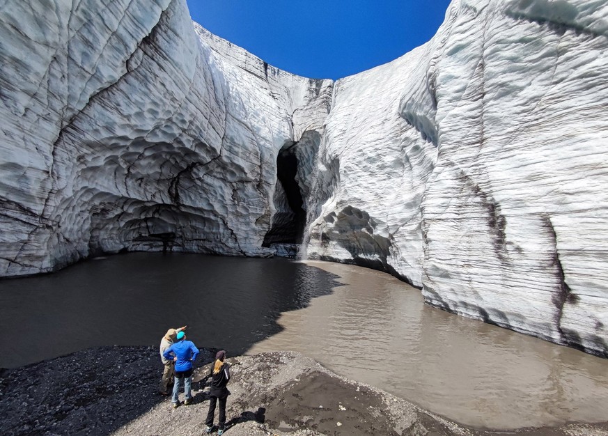 Gletscher Gletscherschmelze Schweiz 2025
Am Glacier de la Plaine Morte (BE) hat der Effekt des Faverges-Gletschersees ein Amphitheater aus
Eis geschaffen.