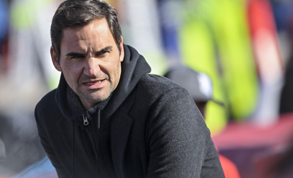 epa09803020 Swiss tennis player Roger Federer reacts in the stands during the Women's Super-G race at the FIS Alpine Skiing World Cup in Lenzerheide, Switzerland, 05 March 2022. EPA/GIAN EHRENZEL ...