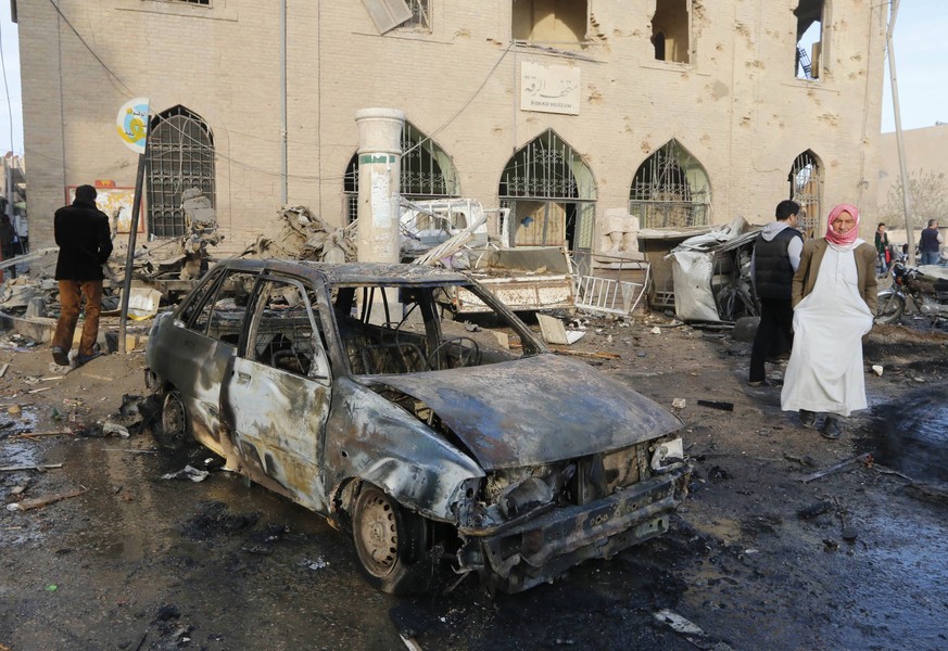 Bilder der Zerstörung vor dem Museum in Raqqa.