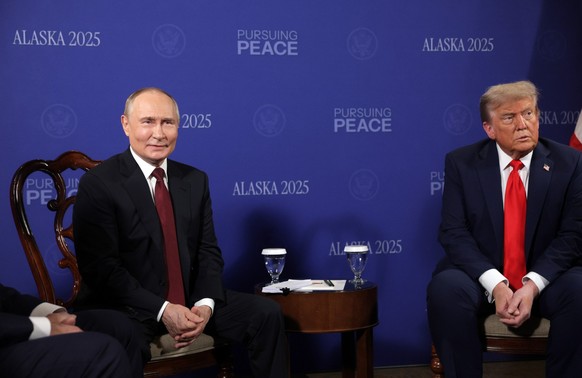 epa12303534 US President Donald Trump (R) and Russian President Vladimir Putin (L) attend a meeting at Joint Base Elmendorf-Richardson in Anchorage, Alaska, USA, 15 August 2025. EPA/GAVRIIL GRIGOROV/S ...