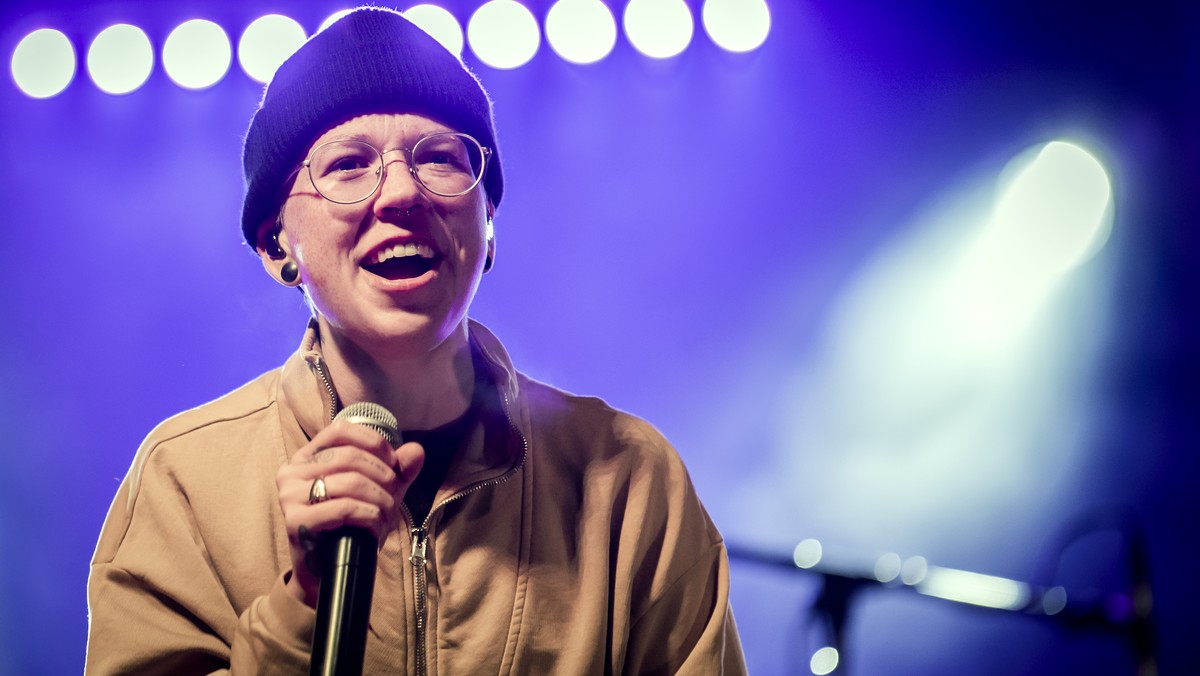 La chanteuse Stefanie Heinzmann pendant le concert "Back on Tour" lors de la Semaine nationale de la vaccination le mardi 9 novembre 2021 a Lausanne. (KEYSTONE/Jean-Christophe Bott)