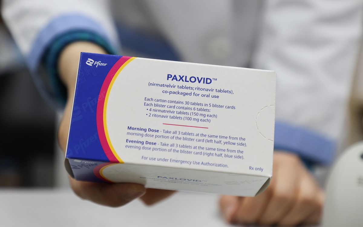 epa09775282 A pharmacist displays a case of Paxlovid, a COVID-19 treatment pills developed by Pfizer Inc., at a drugstore in Seoul, South Korea, 21 February 2022. The age restriction on the administra ...