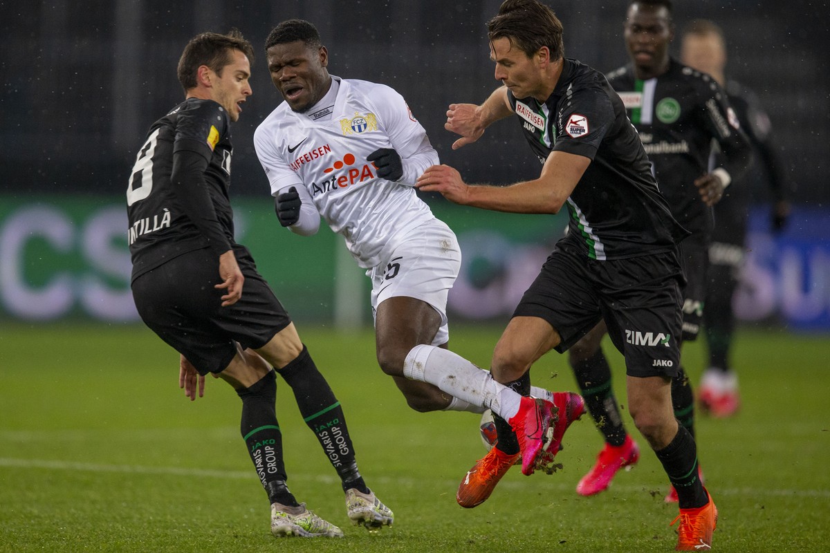 FC St.Gallen Mittelfeldspieler Jordi Quintilla, links, und sein Mitspieler Lukas Goertler, rechts, gegen FC Zuerich Stuermer Aiyegun Tosin waehrend dem Fussball Meisterschaftsspiel der Super League zw ...