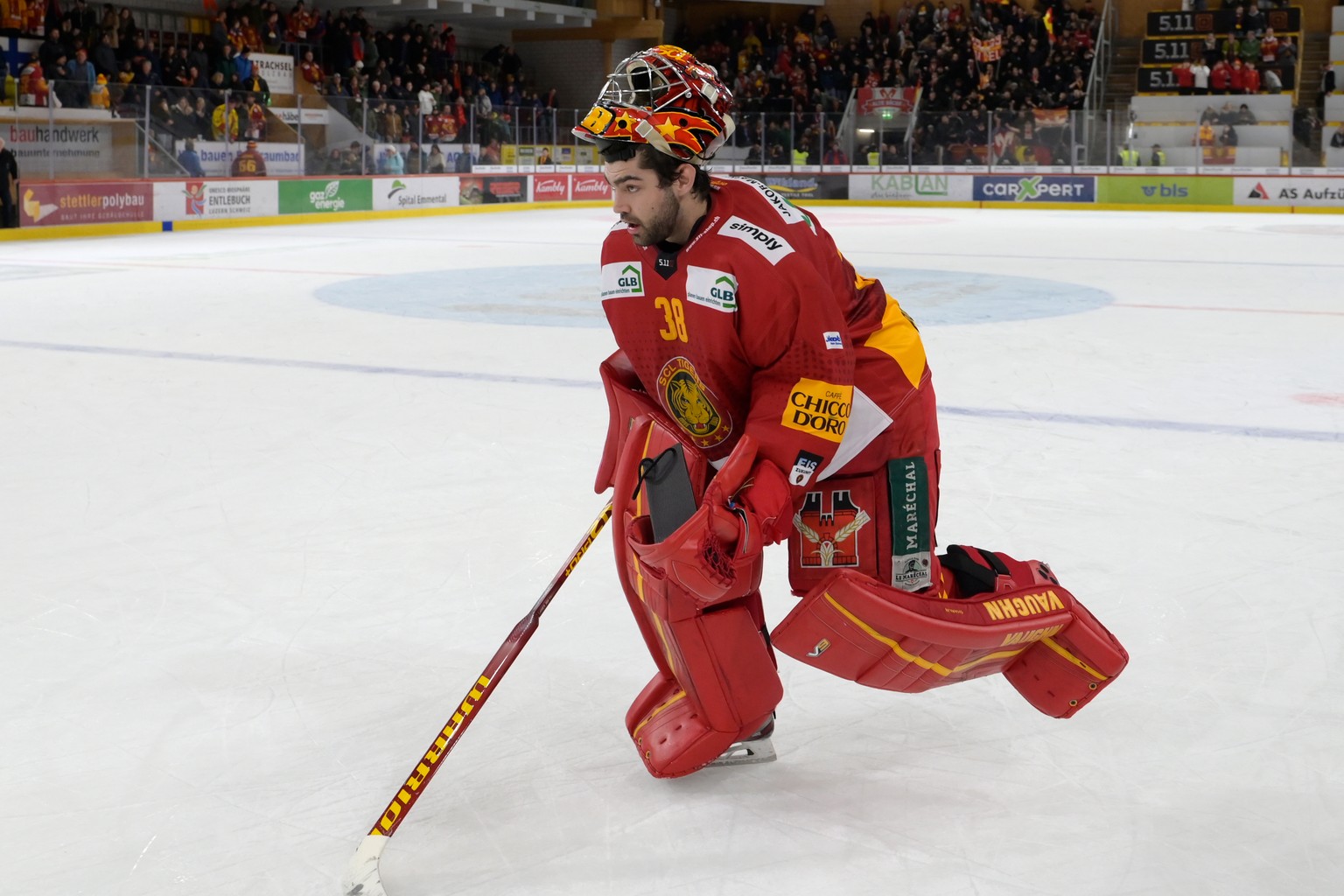 Tigers Goalie Stephane Charlin, jubelt nach dem Eishockey-Qualifikationsspiel der National League zwischen den SCL Tigers und dem EHC Biel, am Freitag, 3. November 2023, in der Emmental Versicherungs  ...