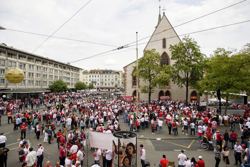 epa05314455 Sevilla fans gather near Clara Place (Claraplatz) in Basel ahead of tonight&#039;s UEFA Europa League final between England&#039;s Liverpool FC and Spain&#039;s Sevilla Futbol Club at the  ...