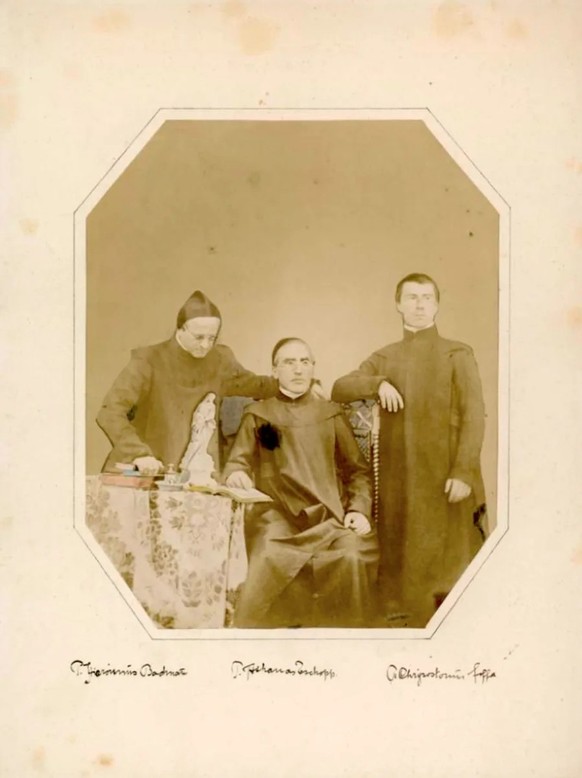 Pater Athanasius Tschopp sitzend mit zwei Mitbrüdern.