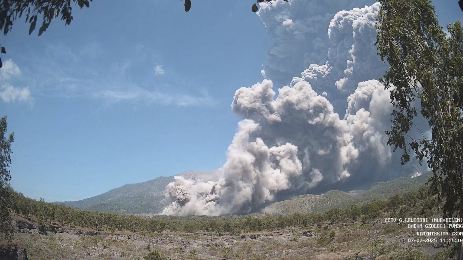 In photo released by the Geological Agency (Badan Geologi) of the Indonesia&#039;s Ministry of Energy and Mineral Resources, Mount Lewotobi Laki Laki spews volcanic materials during an eruption in Eas ...