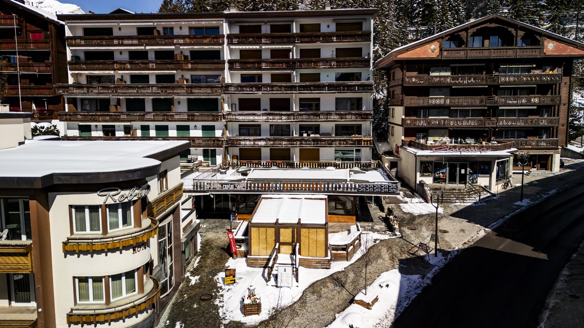epa12864313 Snow covers the entrance to the 'Le Constellation' bar, three months after the tragedy, in Crans-Montana, Switzerland, 01 April 2026. Forty-one people, mostly teenagers, lost the ...