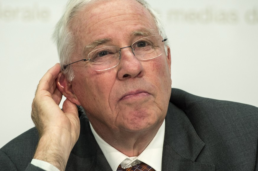 Christoph Blocher lauscht bei der Pressekonferenz am Dienstag einer Journalistenfrage.