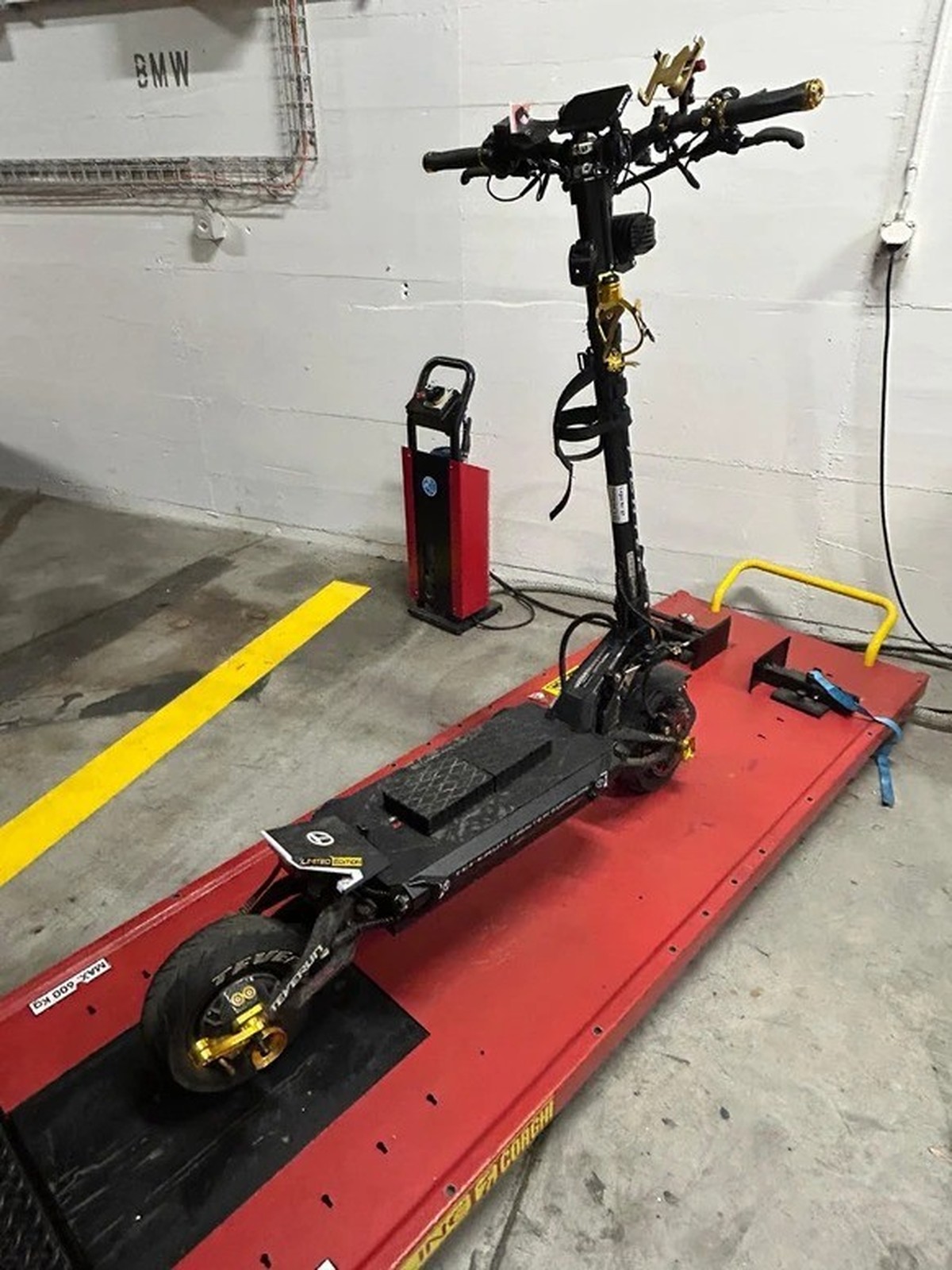 La police zurichoise a découvert une trottinette capable de rouler à plus de 100 km/h.