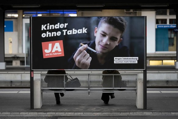 Am 13. Februar 2022 stimmte die Bevölkerung der Volksinitiative «Kinder ohne Tabak» zu. Zigarettenwerbung, die Kinder und Jugendliche erreicht, soll verboten werden.
