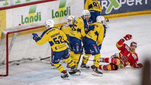 Der Torschuetze Damian Riat, rechts, von Biel feiert das 2:0 vor den Davoser Spielern beim Eishockey Meisterschaftsspiel in der Qualifikation der National League zwischen dem EHC Biel und dem HC Davos ...