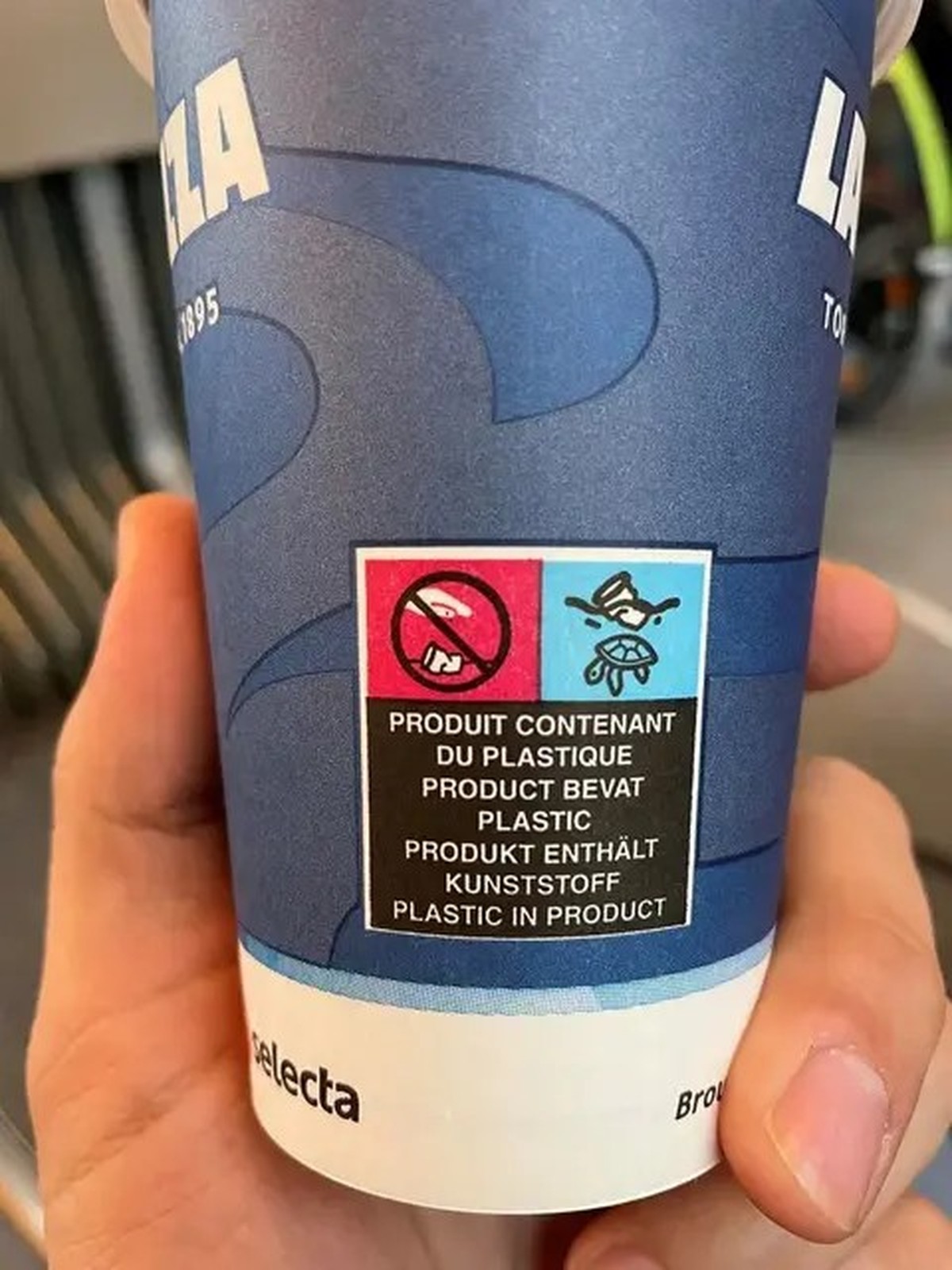 Viele Take-away-Becher weisen heute das EU-Schildkröten-Logo auf, mit dem auf den Plastikanteil hingewiesen wird.