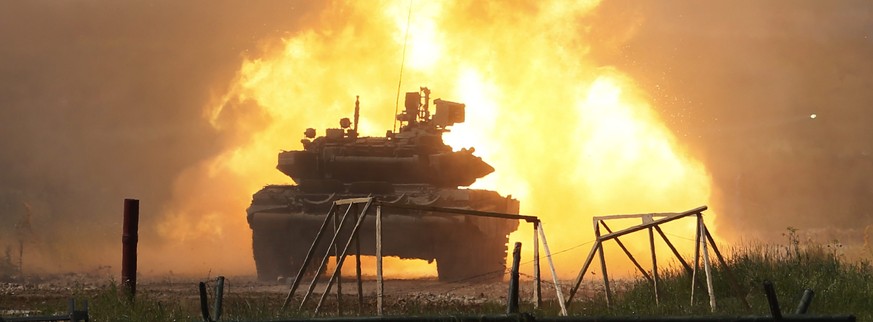 epa04806420 A Russian tank T-90 fires at the field show programs, during the International Military-Technical Forum &#039;ARMY-2015&#039; in the Russian Armed Forces &#039;Patriot&#039; park in Kubink ...