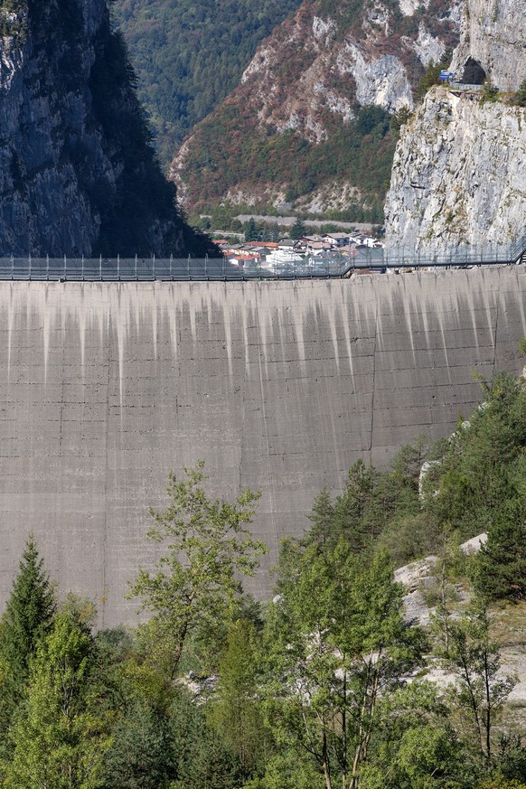 Der Vajont-Staudamm mit dem darunterliegenden Longarone, Bildmitte, in den Belluneser Dolomiten in Norditalien, am Mittwoch, 4. September 2013. Am 9. Oktober 1963 um 22.39 Uhr loesen sich am Monte Toc ...