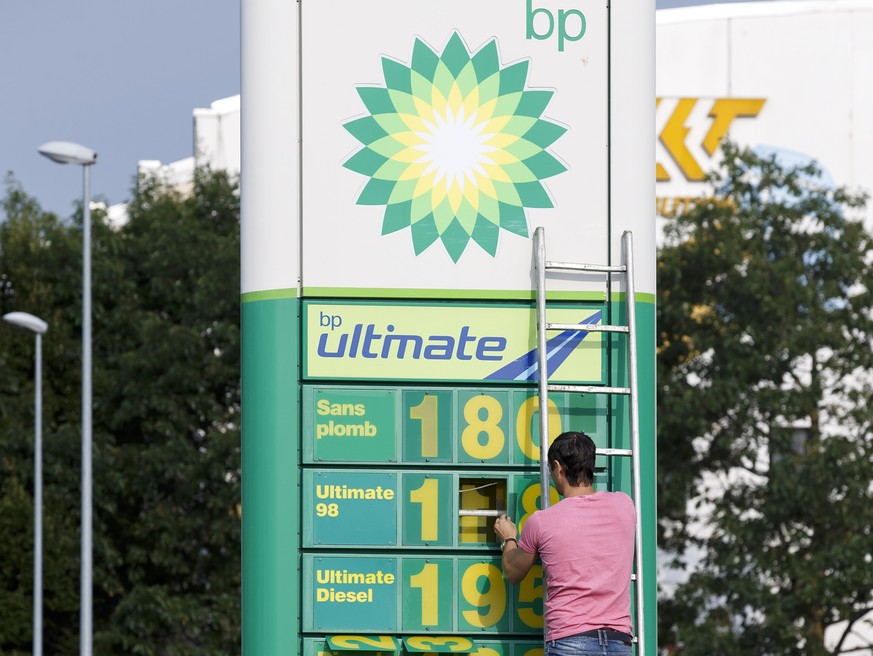 ZUR MELDUNG UEBER DIE ABLEHNUNG DER LENKUNGSABGABE DURCH DIE ENERGIEKOMMISSION STELLEN WIR IHNEN FOLGENDES BILDMATERIAL ZUR VERFUEGUNG  Un personne de la station service BP change les prix de l&#039; ...