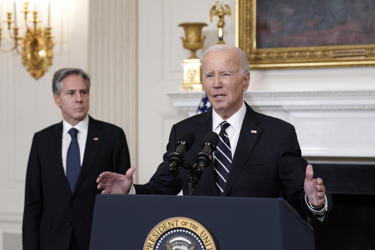 epa10906398 US President Joe Biden with Secretary of State Antony Blinken delivers remarks on the attacks in Israel in the State Dining Room at the White House in Washington, DC, USA, 07 October 2023. ...