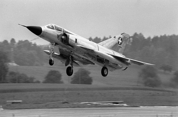 Eine Mirage 3 S im Landeanflug, undatierte Aufnahme. Das Departement fuer Verteidigung, Bevoelkerungsschutz und Sport (VBS) teilte am Donnerstag, 8. Maerz 2001 mit, dass sie bis heute sechs Maschinen  ...
